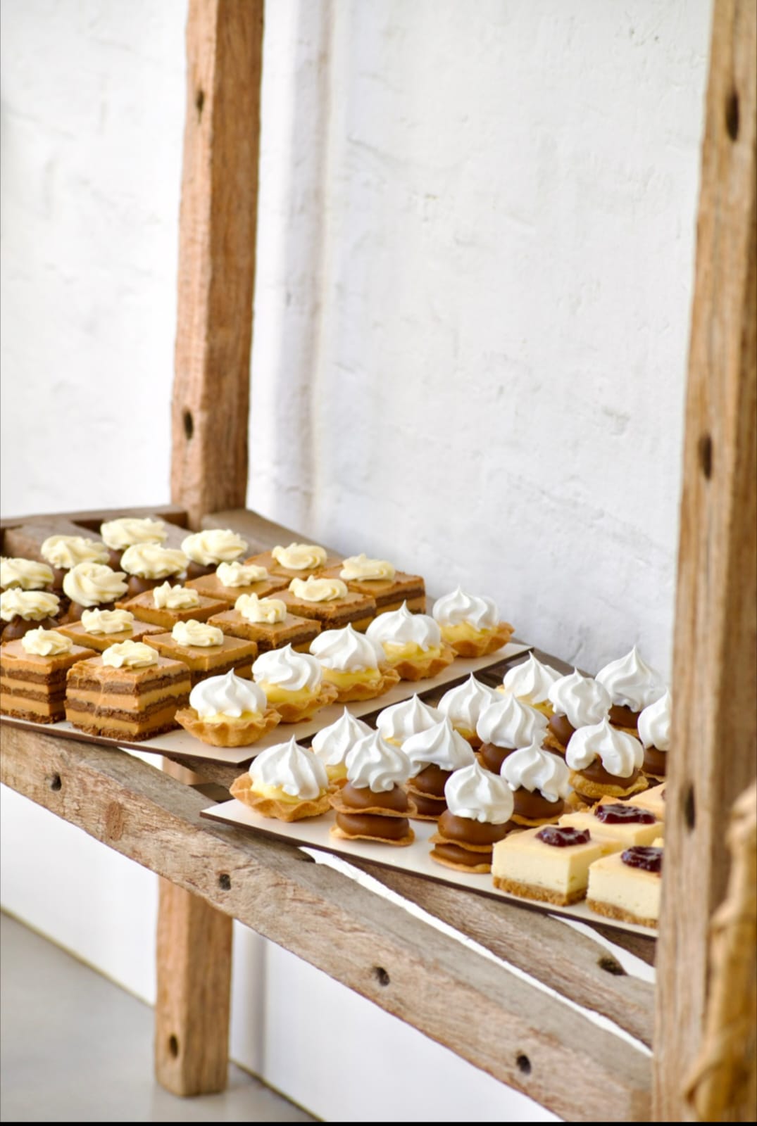 Mesa dulce con petit fours y tartaletas