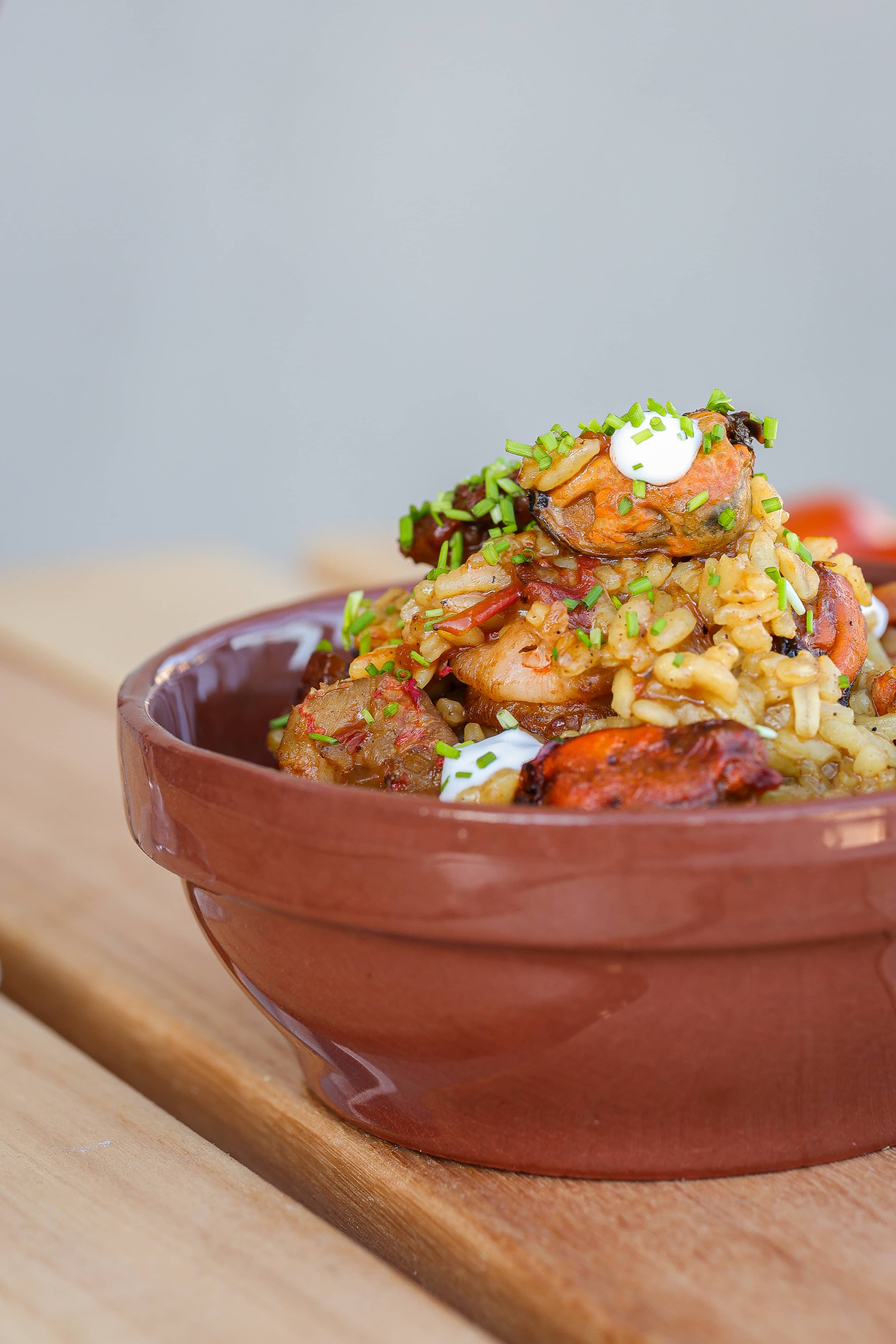 Paella tradicional en cazuela de barro