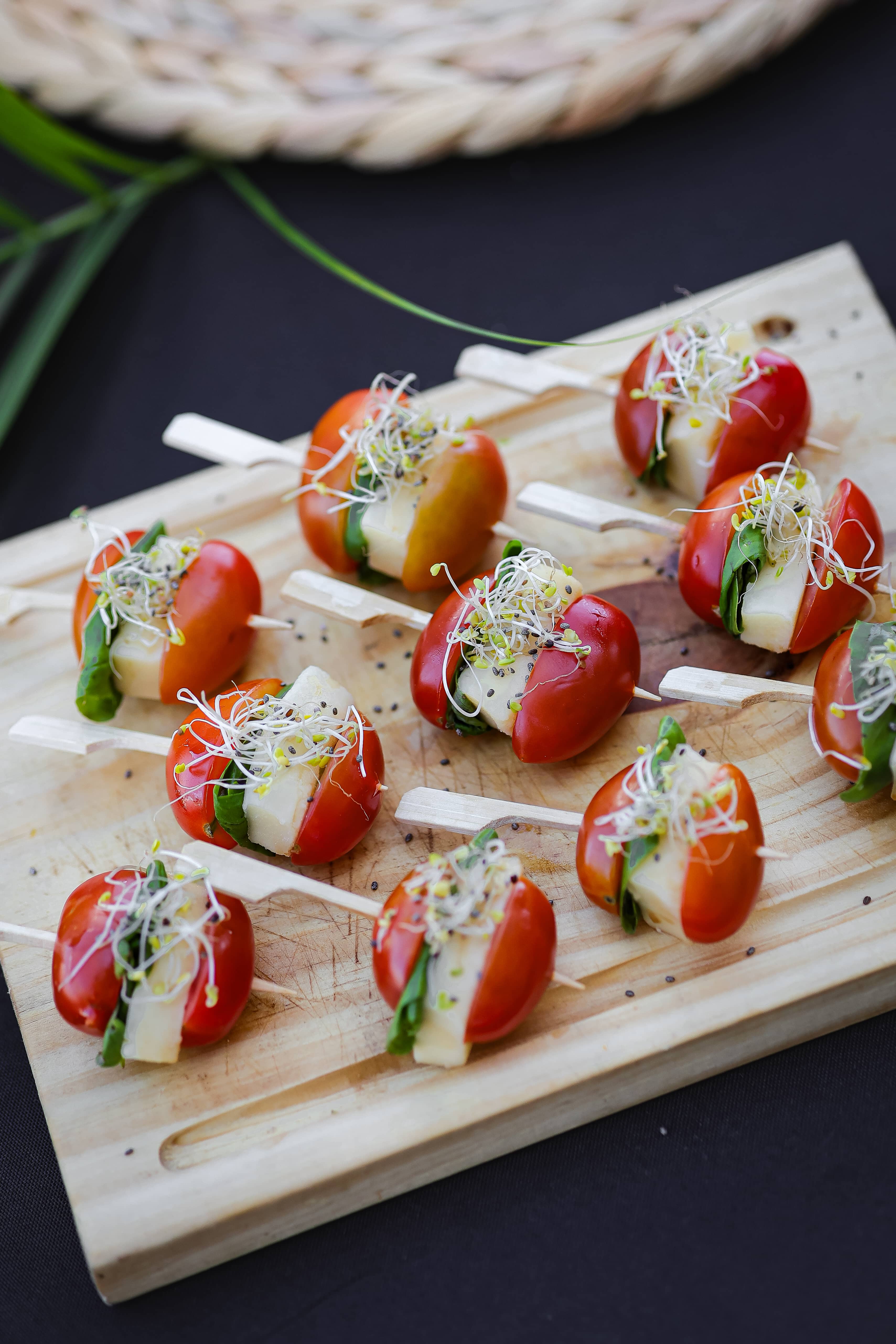 Pinchos gourmet con tomates cherry y queso