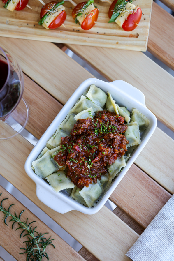 Ravioles con salsa bolognesa
